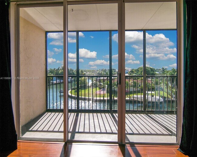 Foto del edificio - 2500 NE 135th St