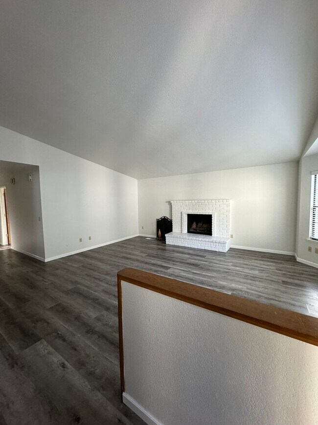 Building Photo - CLEAN 3 bed 2 bath updated home in Lake Wi...