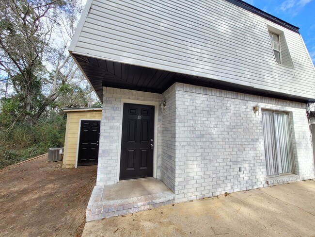 Building Photo - 1201 Lake Dr