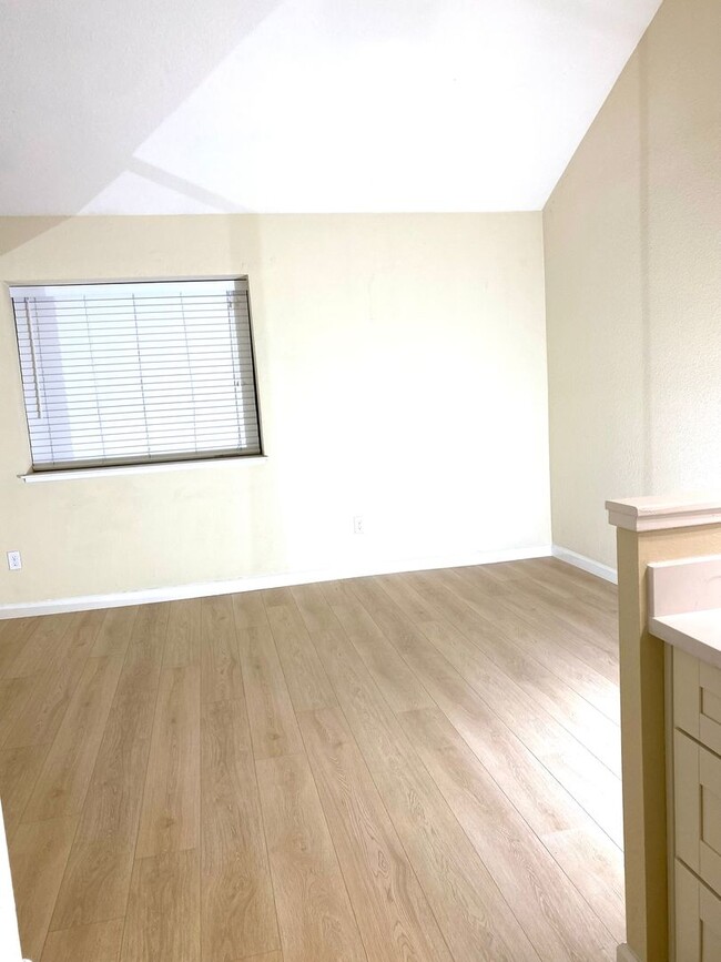 Building Photo - Remodeled 3 bedrooms, 2.5 bath plus one bo...