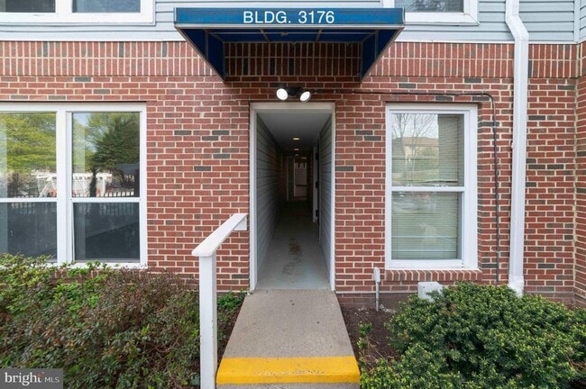Building Photo - 3176 Summit Square Dr