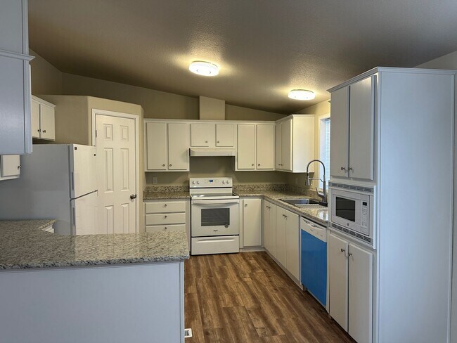 Foto del edificio - Beautiful 3 Bedroom 2 Bath Home Available Now