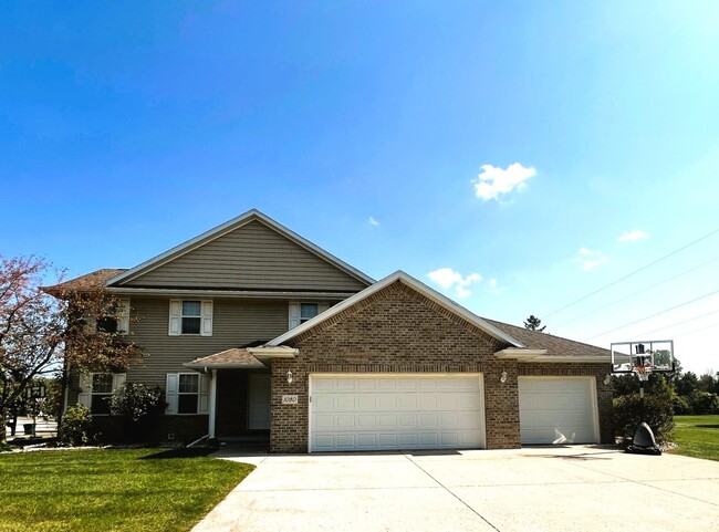 Building Photo - Duplex in Howard or Green Bay