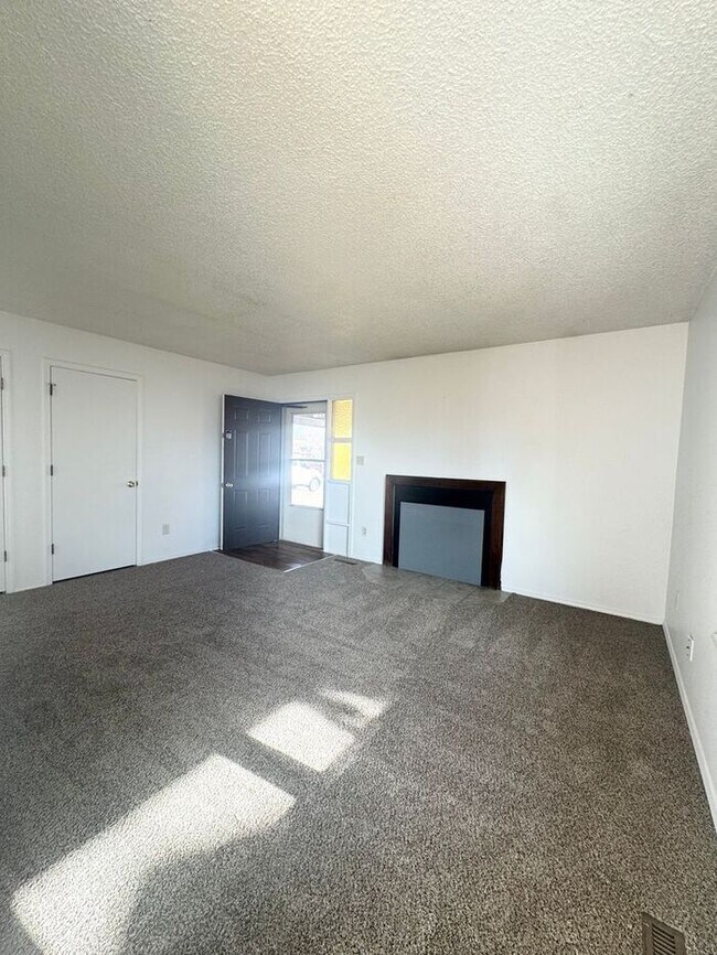 Building Photo - 3 Bedroom Single Family Home in SW Loveland.