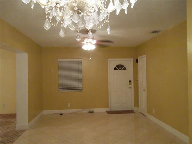 Foto del edificio - 930 NE 160th St