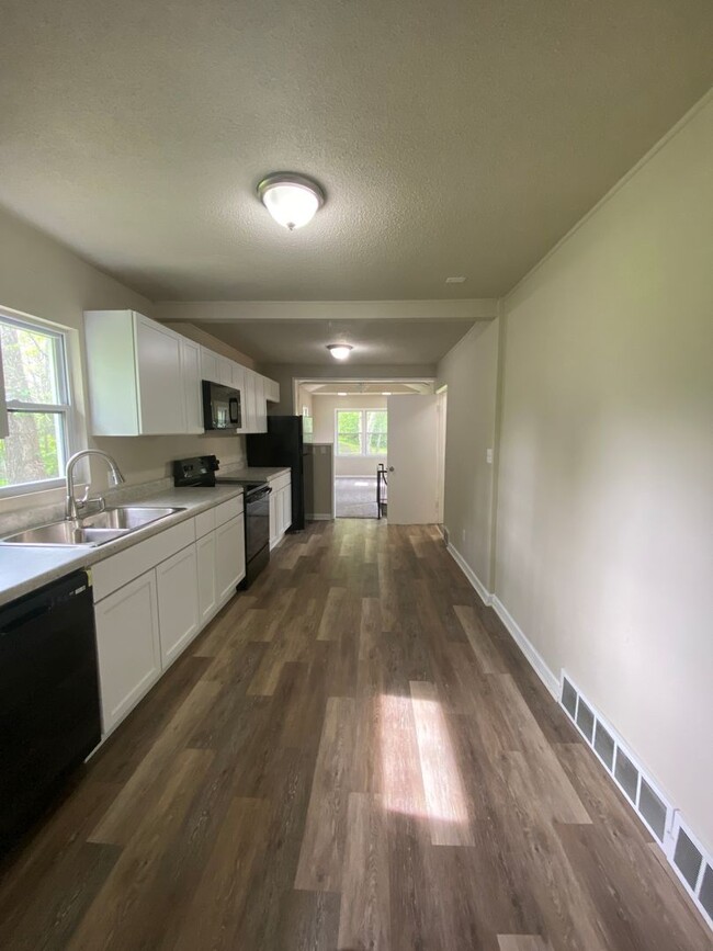 Building Photo - Updated 3 Bedroom 2.5 Bathrooms