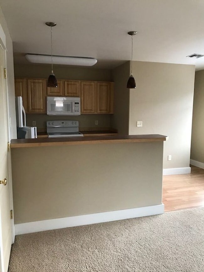 Building Photo - Centrally Located Large 1 Bedroom 1 Bathro...