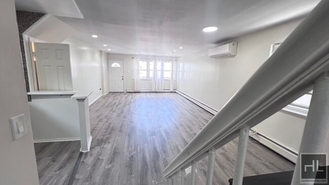 Building Photo - NEWLY RENOVATED 2 BEDROOM/2 FULL BATHROOMS...