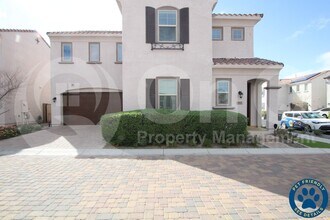 Building Photo - 943 E Danbury Dr