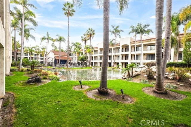 Foto del edificio - 11630 Warner Ave