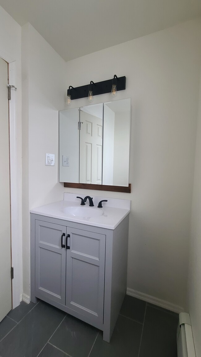 Building Photo - 242 Bowers St