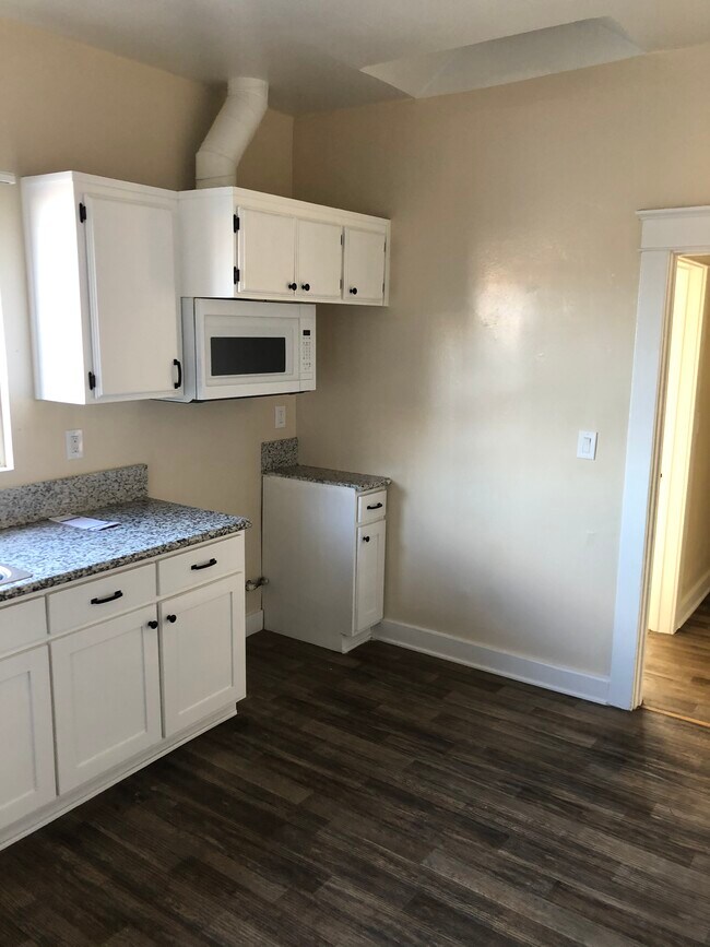 Building Photo - 2610 W 54th St