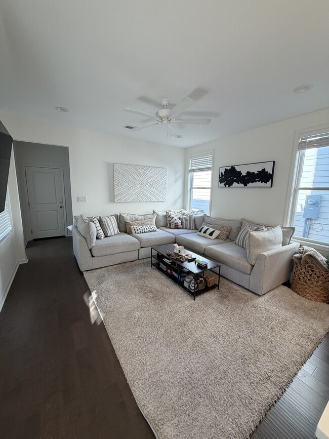 Foto del edificio - 215 Honeysuckle Wy