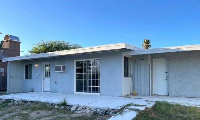 Building Photo - 2 bedroom 1 bath home with attached 1 car ...