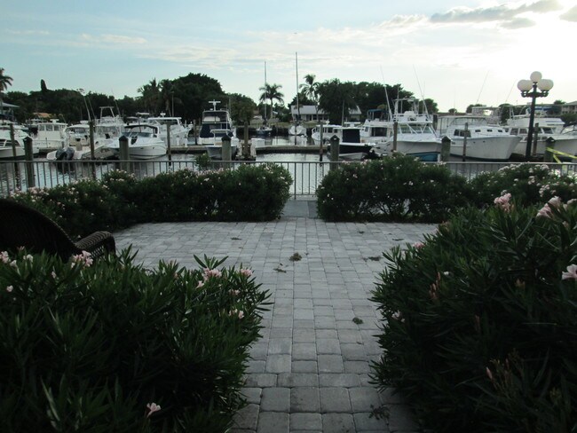 Building Photo - 7150 N Tamiami Trail