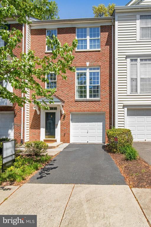 Building Photo - 4037 Fairfax Center Hunt Trail