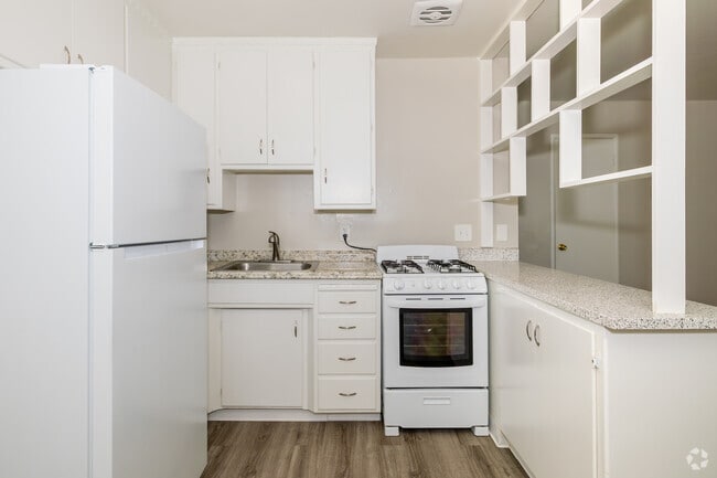 2BR, 1BA - 750SF - Kitchen - Mayberry at Town & Country