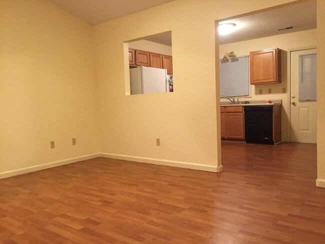 Living rm/ kitchen - 442 Miller St