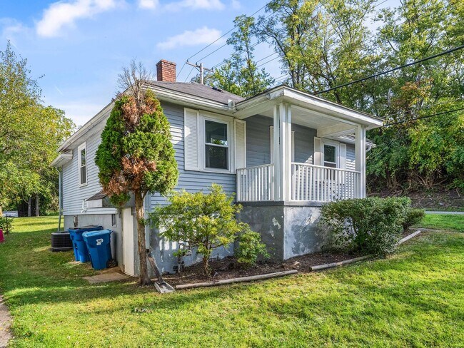 Foto del edificio - AVAILABLE OCT 1st! Don't miss this RENOVATED 2 bedroom in Penn Hills!