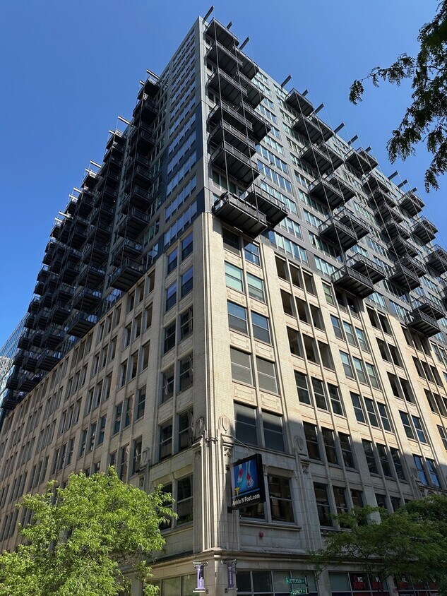 Primary Photo - 565 W Quincy St