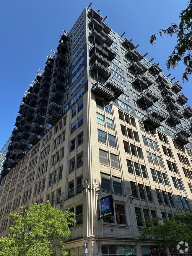 Building Photo - 565 W Quincy St