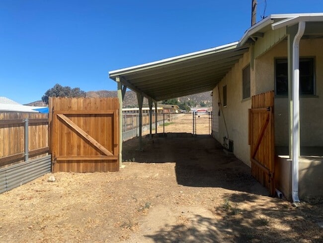 Building Photo - Looking for space, look no further!
