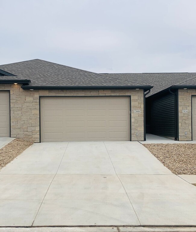 Foto del edificio - Zero entry ranch townhome with 2 stall gar...