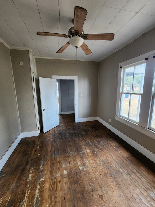 Building Photo - 517 Lasalle St