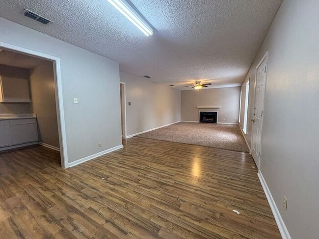 Building Photo - 3 Bedroom 2 Bath *Upstairs* Apartment in S...