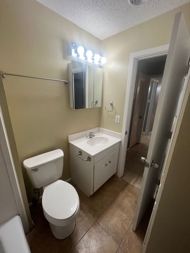 Building Photo - Great 4 bedroom 2 bath Home! No applicatio...