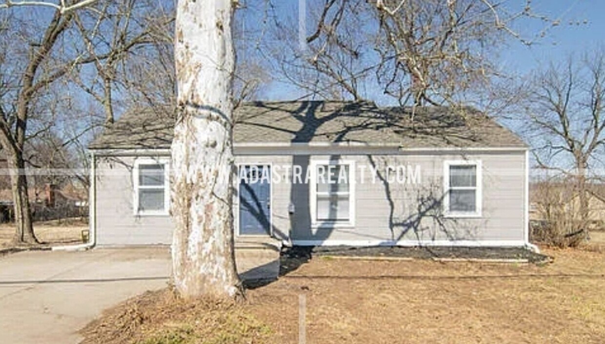 Primary Photo - Beautiful 3 Bed/1 Bath Home in KCMO/Raytow...