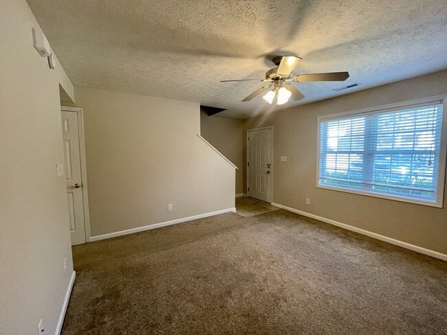 Building Photo - 125 Primrose Ln