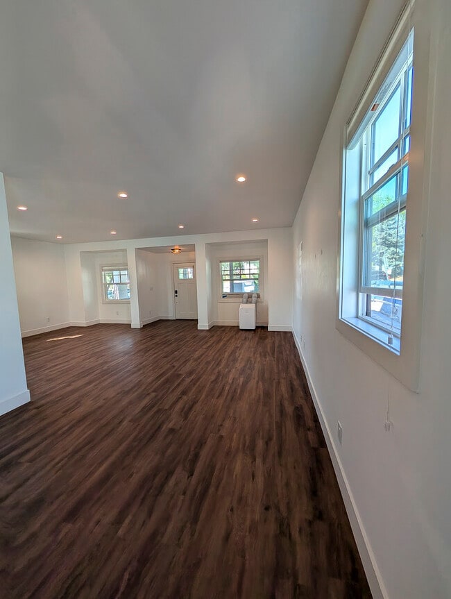 Building Photo - 780 Forest St