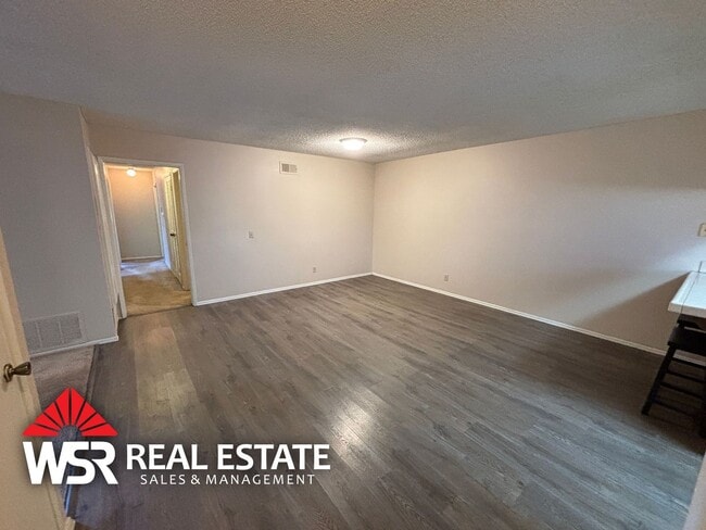 Foto del edificio - Clean 3 Bedroom Riverside Home Near Poly High and Victoria Ave with HOA Pool and 2-Car Garage