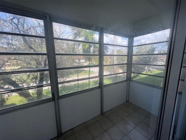 Building Photo - 20201 NE 29th Ct