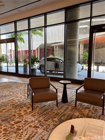 Building Photo - 987 Queen St