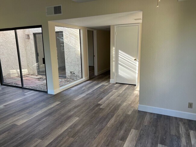 Building Photo - Central Las Vegas Townhome