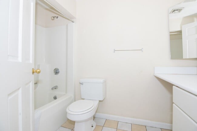 Building Photo - Townhouse 5 Bed Available 9/1/26