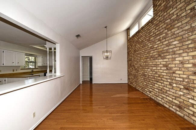 Foto del edificio - Lovely garden home in great location