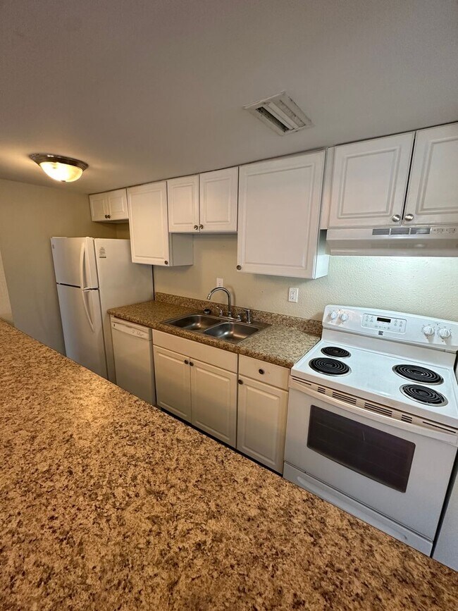 Building Photo - 1BD/1BA Townhouse located on the Germantow...