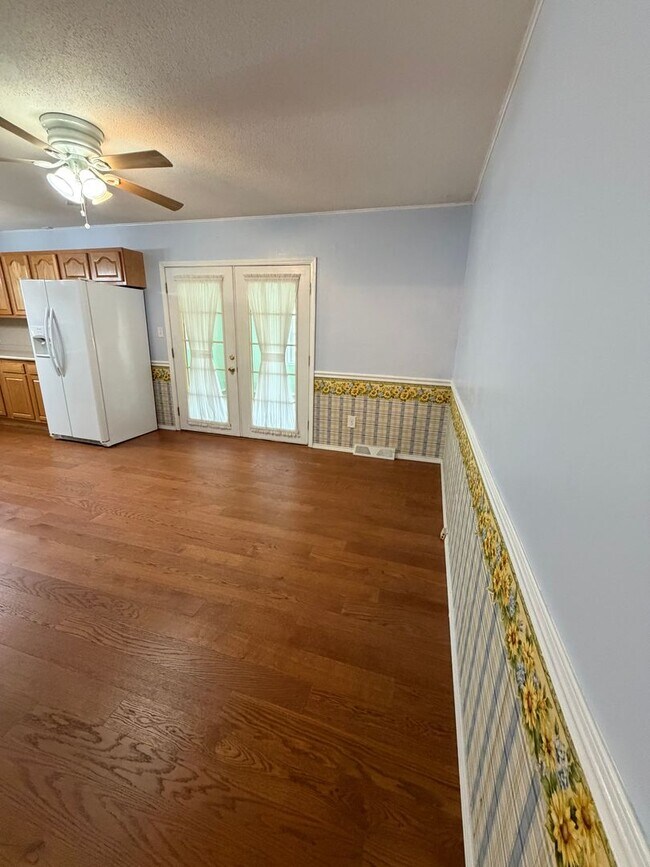 Building Photo - 3 Bedroom | 1 Bathroom | 2 Car Garage | Springfield MO!