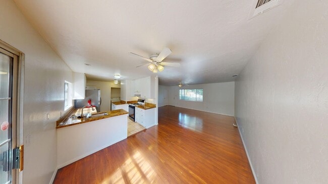 Building Photo - 4BD 3BA with a Private Patio!