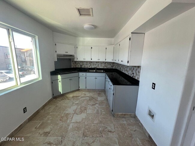 Building Photo - 540 S Yarbrough Dr