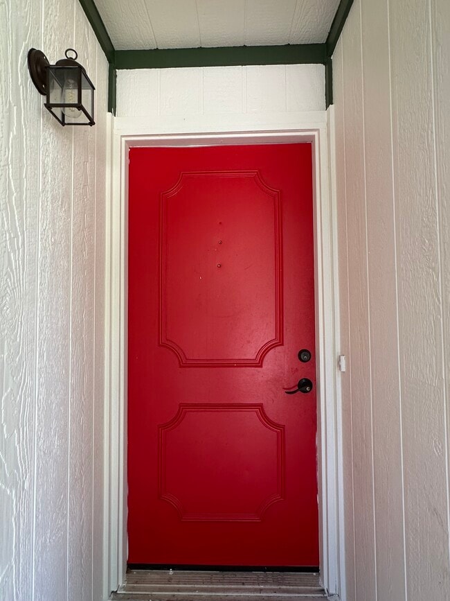 Entry - 1605 Gatlinburg Dr