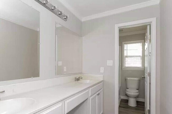 Building Photo - 8608 Golf Ridge Dr