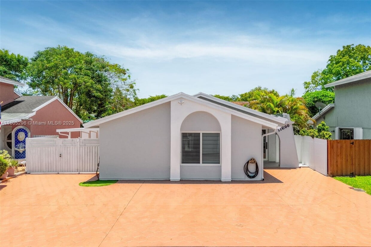 Primary Photo - 11600 SW 33rd Terrace