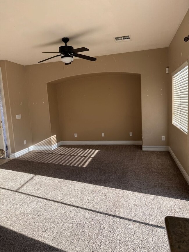 Foto del edificio - Fabulous Floor-Plan in Paradise Court!