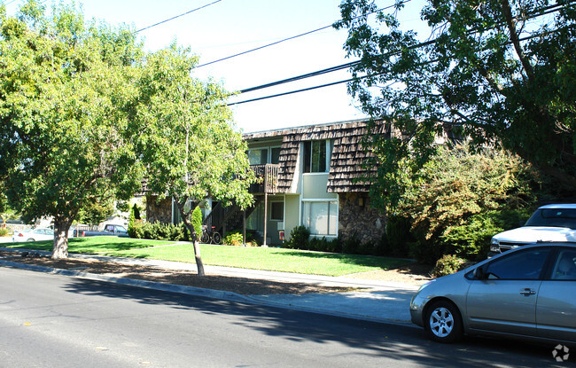 Building Photo - Brentwood Village