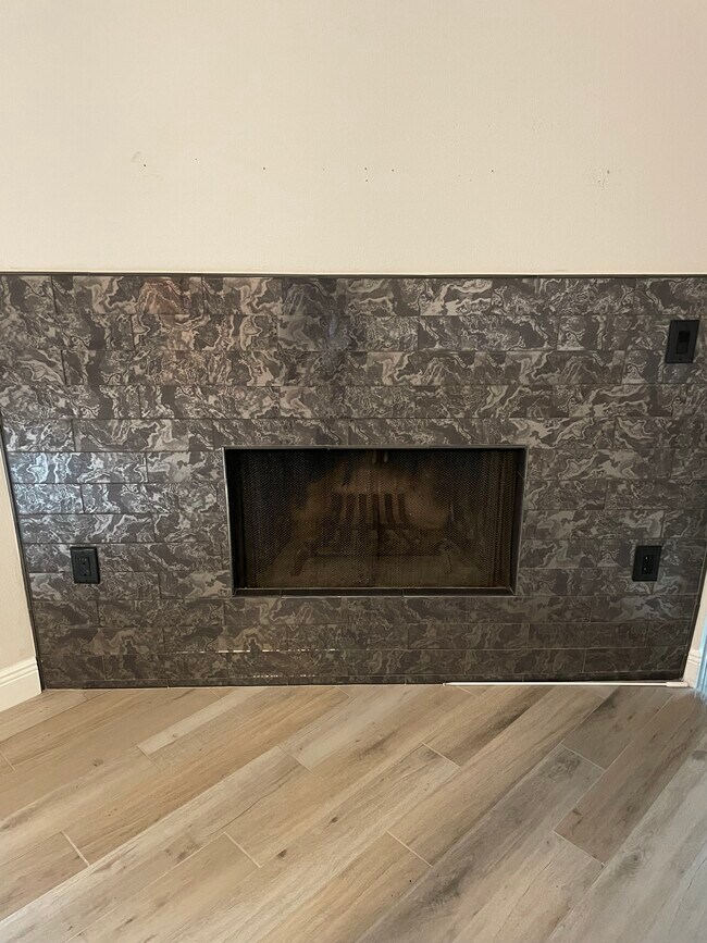 Custom fireplace in glass - 600 Northern Way