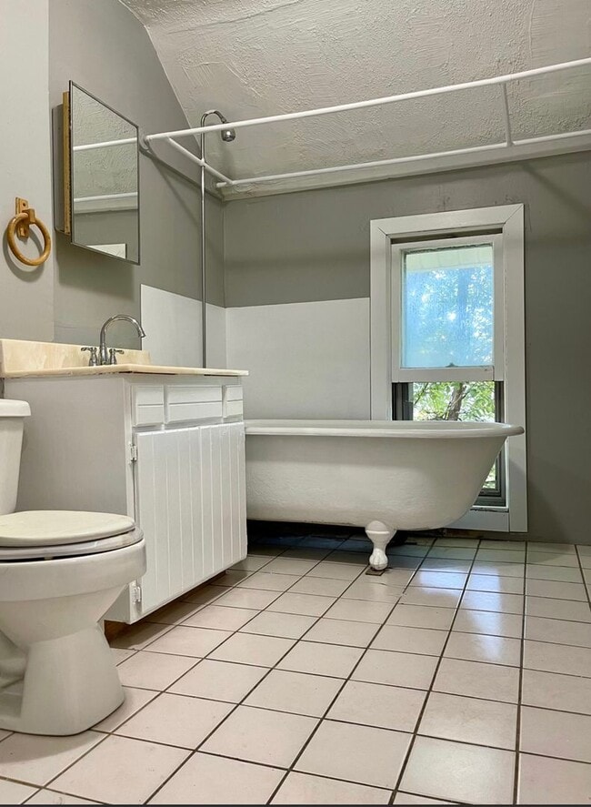 Building Photo - Amazing 3 bedroom duplex in St.Paul!
